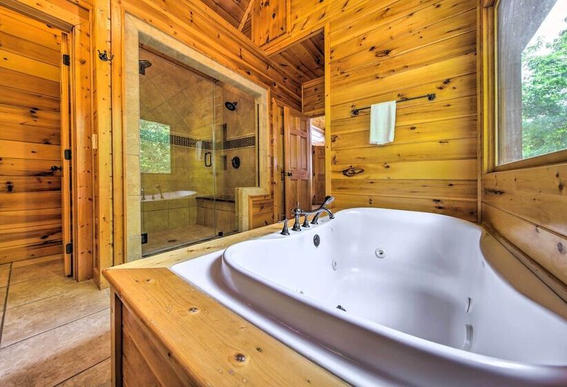 Unique Mineral Bluff Home With Mountain Views!