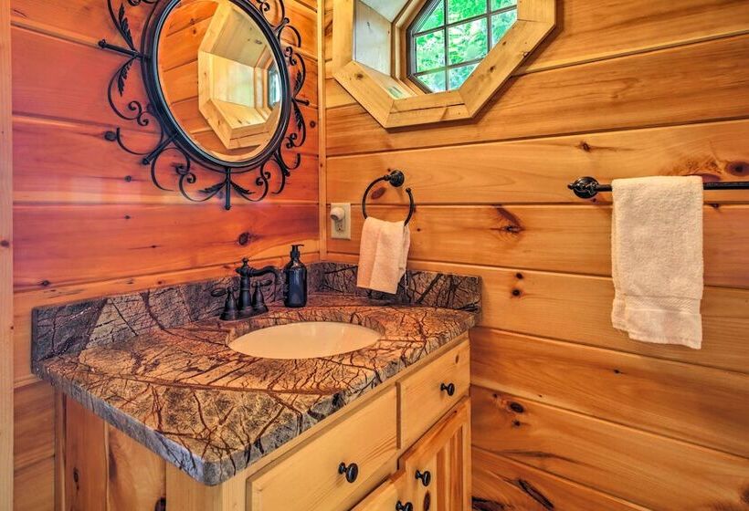 Unique Mineral Bluff Home With Mountain Views!