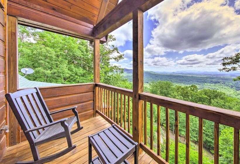 Unique Mineral Bluff Home With Mountain Views!