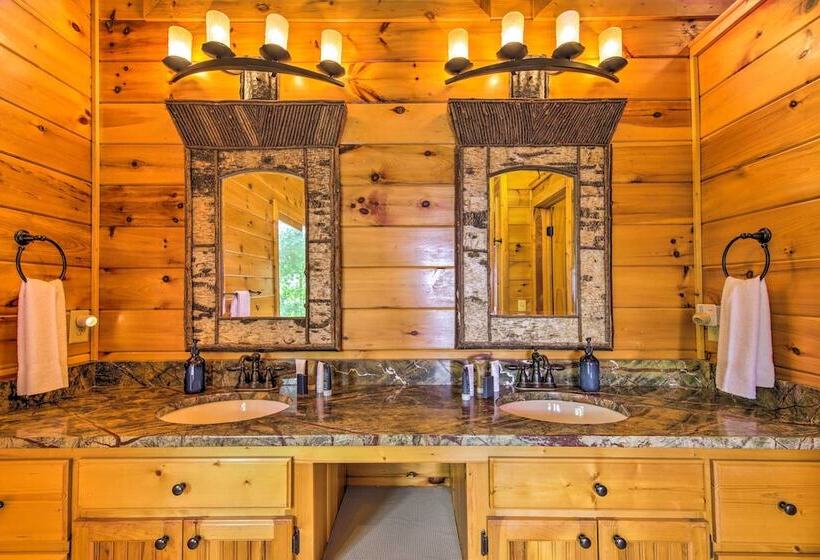 Unique Mineral Bluff Home With Mountain Views!