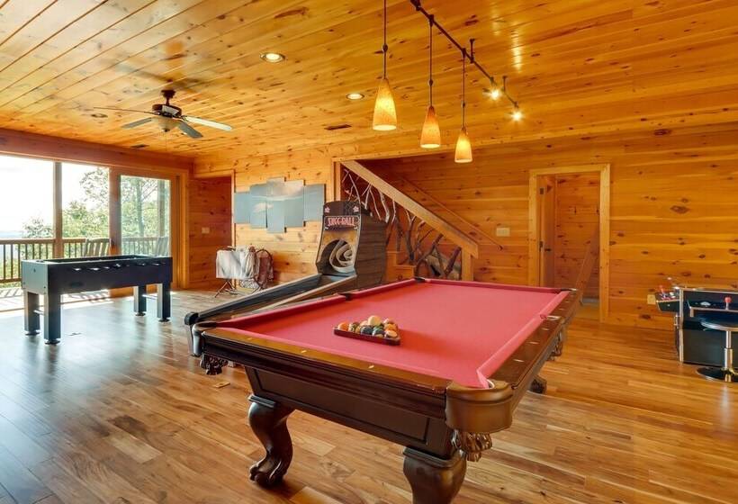 Unique Mineral Bluff Home With Mountain Views!