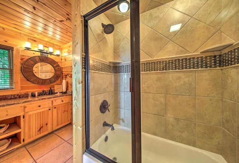 Unique Mineral Bluff Home With Mountain Views!