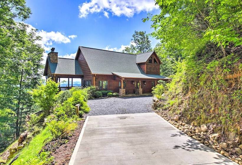 Unique Mineral Bluff Home With Mountain Views!