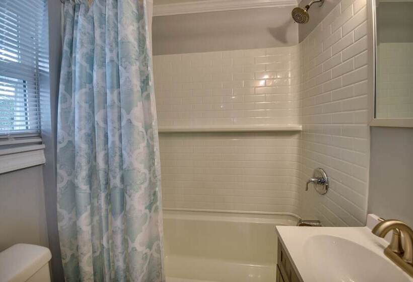 Walk To Beach: Hampton Home W/ Grill!