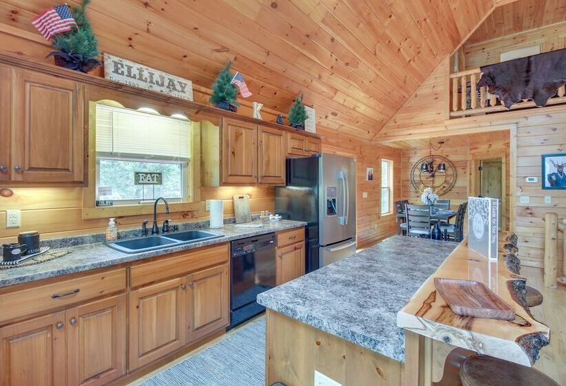Upscale Coosawattee Cabin W/ Hot Tub & Fire Pit!