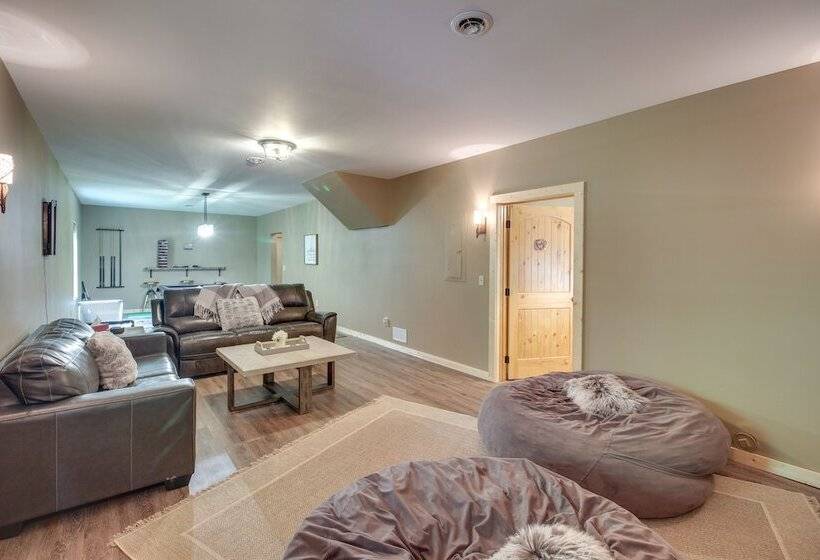 Upscale Coosawattee Cabin W/ Hot Tub & Fire Pit!