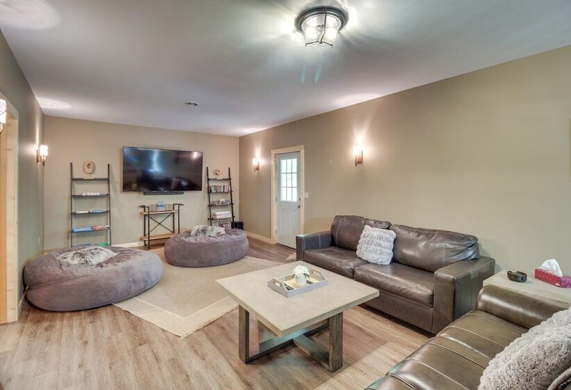 Upscale Coosawattee Cabin W/ Hot Tub & Fire Pit!