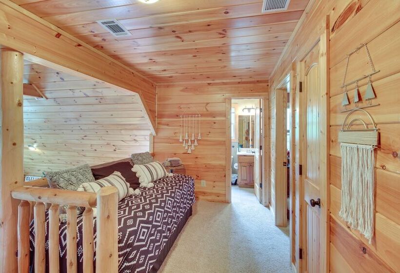 Upscale Coosawattee Cabin W/ Hot Tub & Fire Pit!