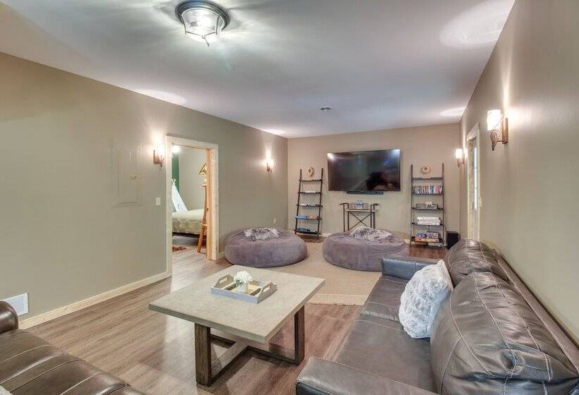 Upscale Coosawattee Cabin W/ Hot Tub & Fire Pit!