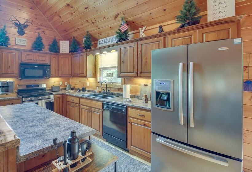 Upscale Coosawattee Cabin W/ Hot Tub & Fire Pit!