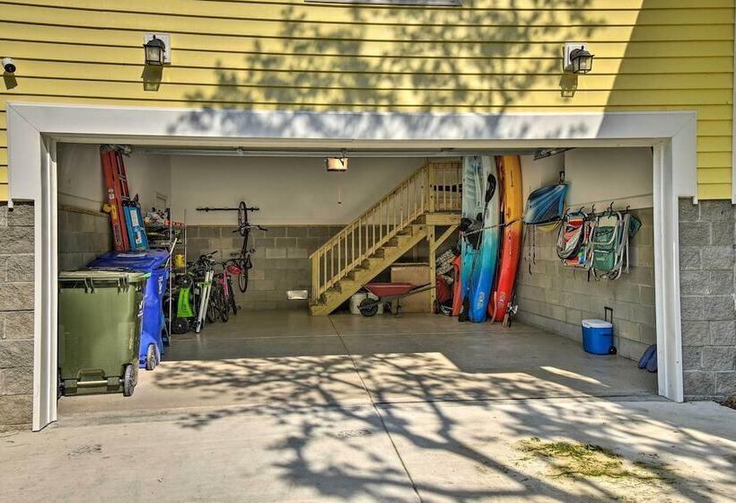Norfolk Getaway W/ Yard, Bicycles, & Kayaks!