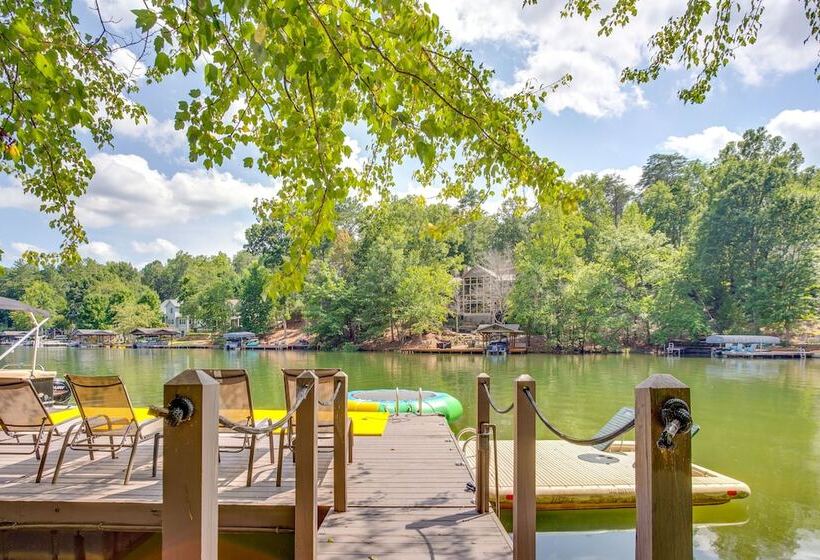 Lake Access: Waleska House W/ Floating Dock!