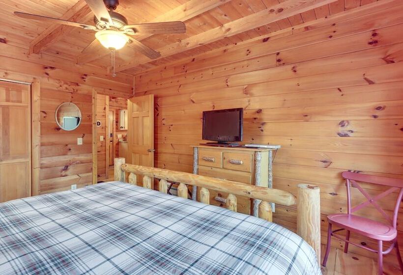 Waterfront Cabin W/ Beautiful River View & Hot Tub