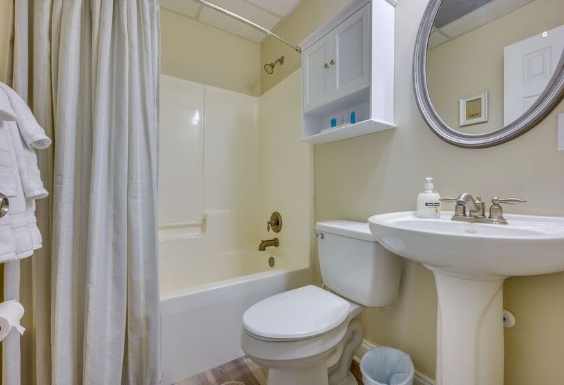 Waterfront Eatonton Escape W/ Private Hot Tub!