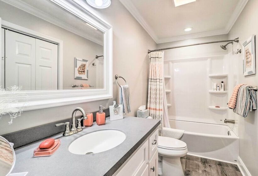 Waterfront Lake Sinclair Home W/ Boat Dock!