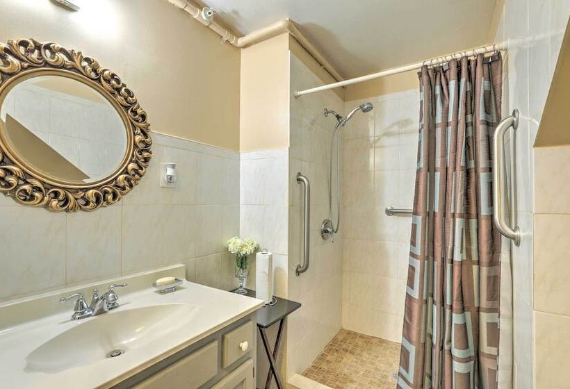 Welcoming Stone Mountain Home   Hiking Nearby