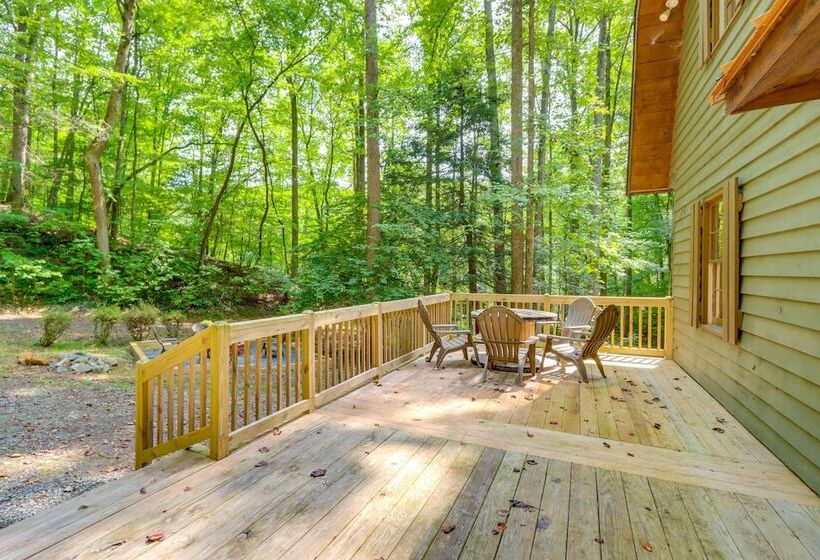 Wooded Blue Ridge Cabin: 2 Decks, Fire Pit!