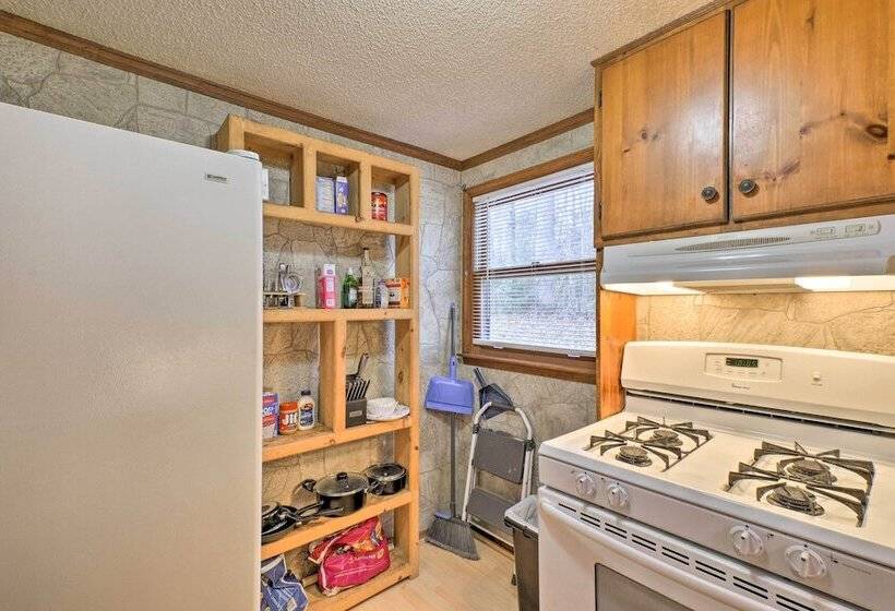 Woodsy Blue Ridge Retreat, 3 Mi To Downtown!