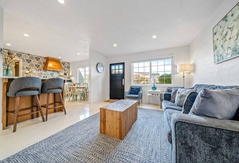 Your Dream Seaside Vacation! Charming 2 Bdr Home