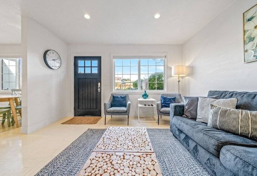 Your Dream Seaside Vacation! Charming 2 Bdr Home