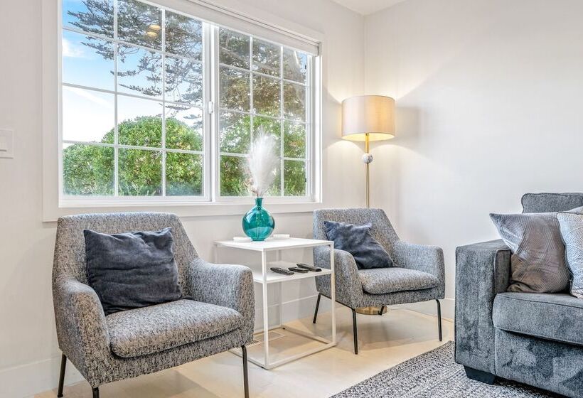 Your Dream Seaside Vacation! Charming 2 Bdr Home