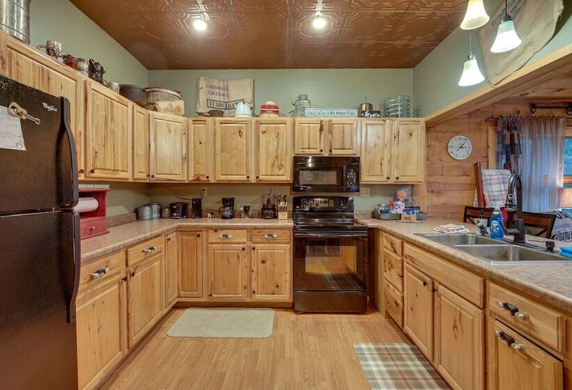 40 Acre, Off Grid Wakefield Retreat W/ Gas Grill!