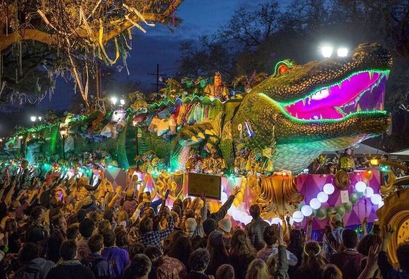 7 Br Sleeps 15! Famous Lakefront By Yourent!