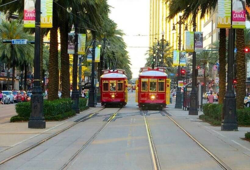 7 Br Sleeps 15! Famous Lakefront By Yourent!