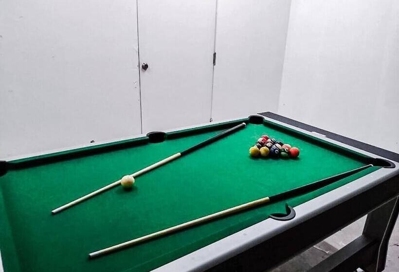 7 Br Sleeps 15! Famous Lakefront By Yourent!