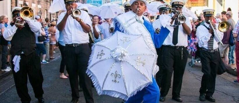 7 Br Sleeps 15! Famous Lakefront By Yourent!