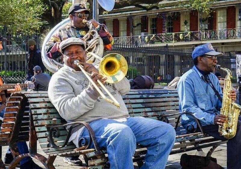 7 Br Sleeps 15! Famous Lakefront By Yourent!