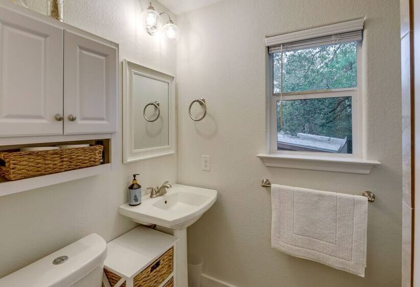 A Frame Cottage W/ Deck ~ 5 Mi To Lake Bastrop!