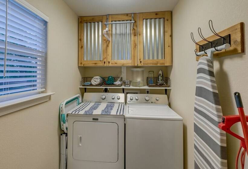 A Frame Cottage W/ Deck ~ 5 Mi To Lake Bastrop!