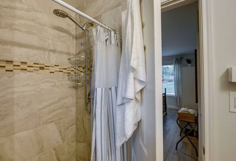 A Frame Cottage W/ Deck ~ 5 Mi To Lake Bastrop!