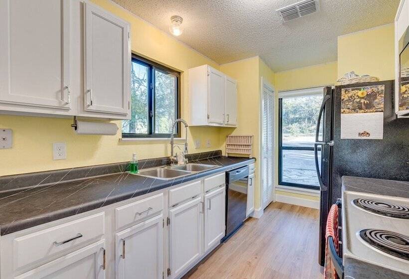 Austin Home W/ Community Pool: 3 Mi To Lake Travis