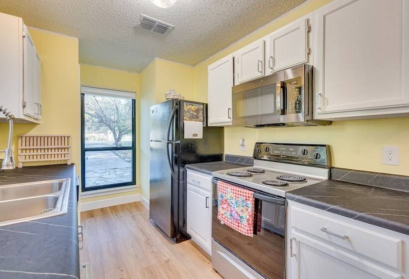 Austin Home W/ Community Pool: 3 Mi To Lake Travis