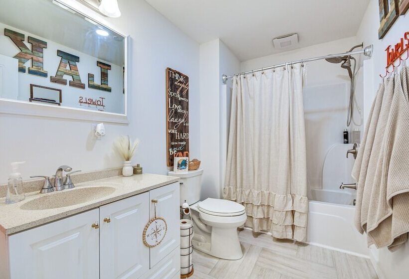 Beachfront Dadeville Family Escape On Lake Martin!