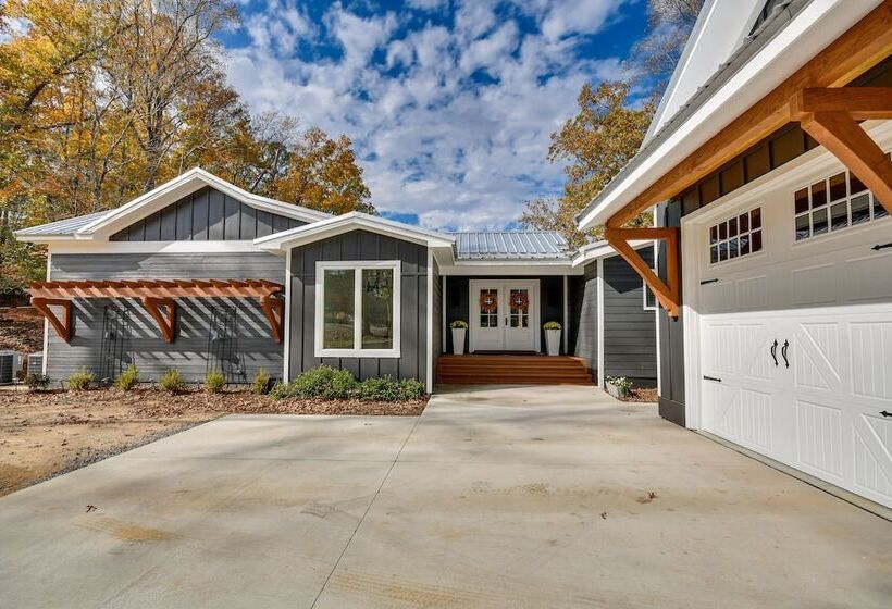 Beachfront Dadeville Family Escape On Lake Martin!