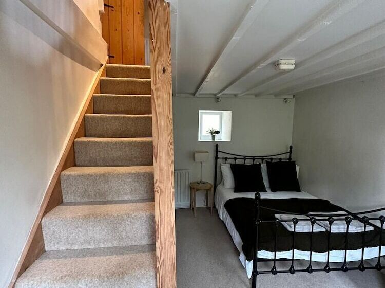 Beautiful 4 Bed Cottage In Heart Of The Cotswolds