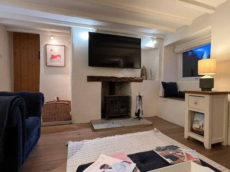 Beautiful 4 Bed Cottage In Heart Of The Cotswolds