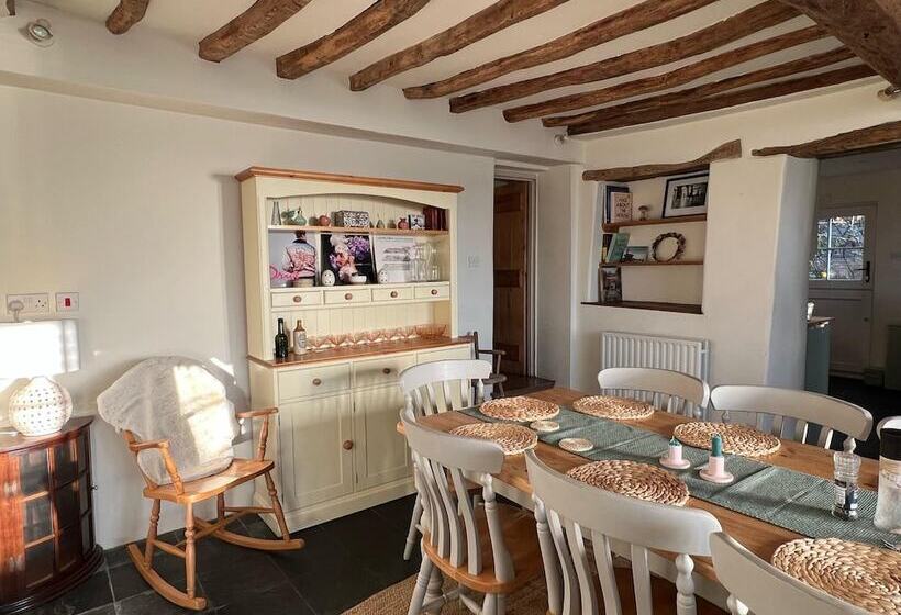 Beautiful 4 Bed Cottage In Heart Of The Cotswolds