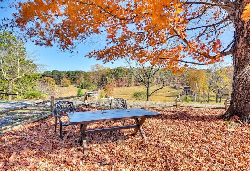Beautiful Farmhouse W/ Pilot Mtn State Park Views!