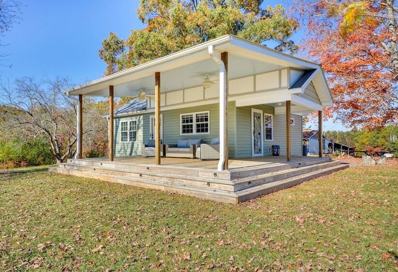 Beautiful Farmhouse W/ Pilot Mtn State Park Views!