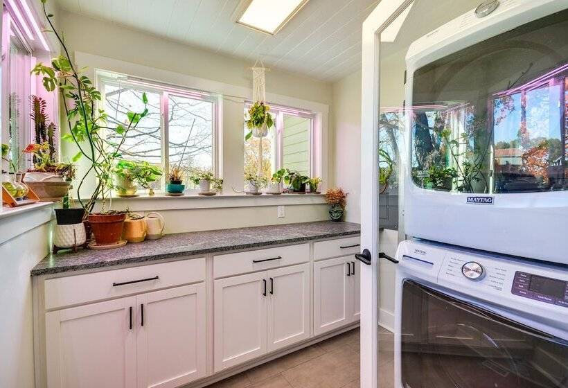 Beautiful Farmhouse W/ Pilot Mtn State Park Views!