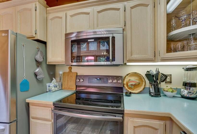 Lake Almanor Cabin W/ Deck & Beach Access