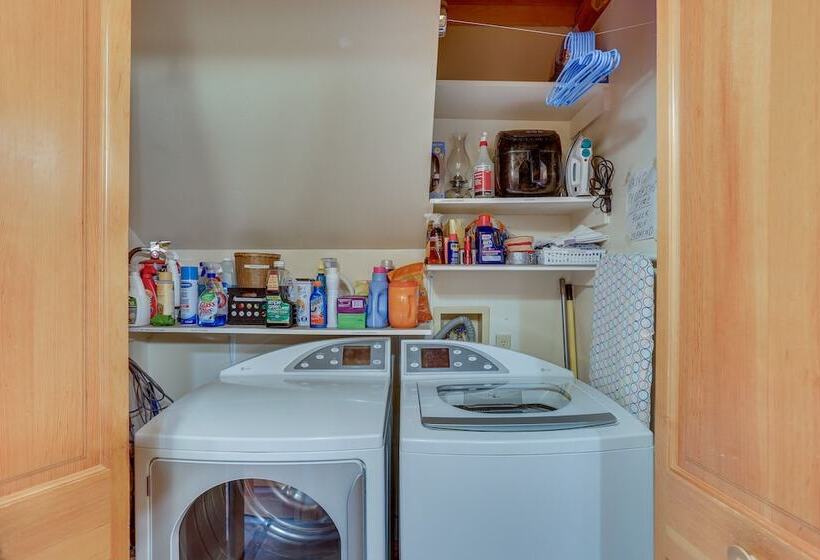 Lake Almanor Cabin W/ Deck & Beach Access
