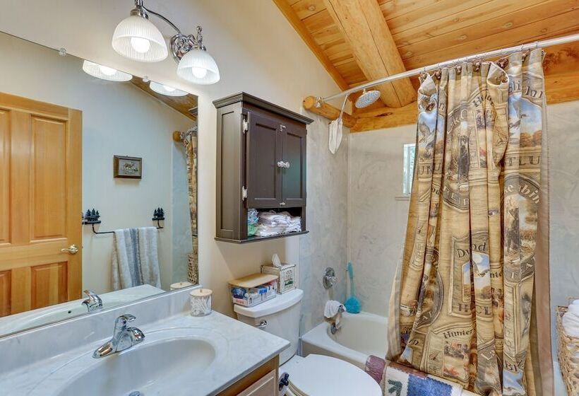 Lake Almanor Cabin W/ Deck & Beach Access