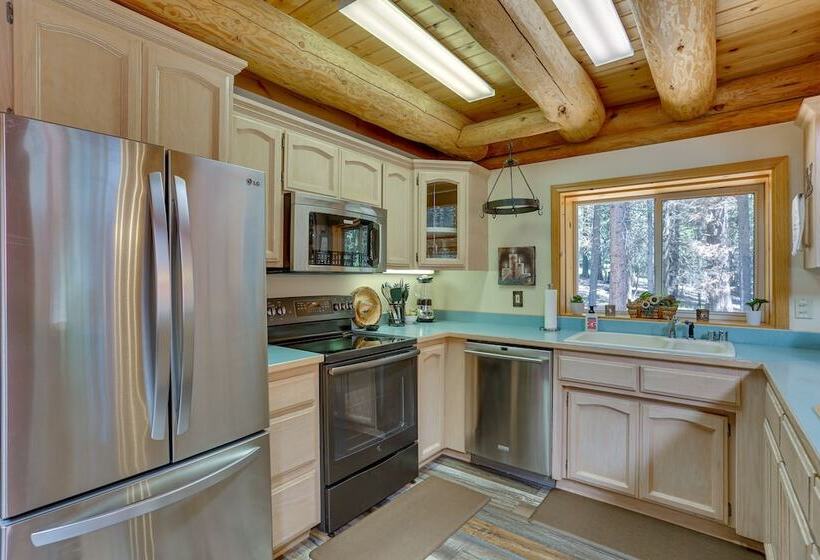 Lake Almanor Cabin W/ Deck & Beach Access