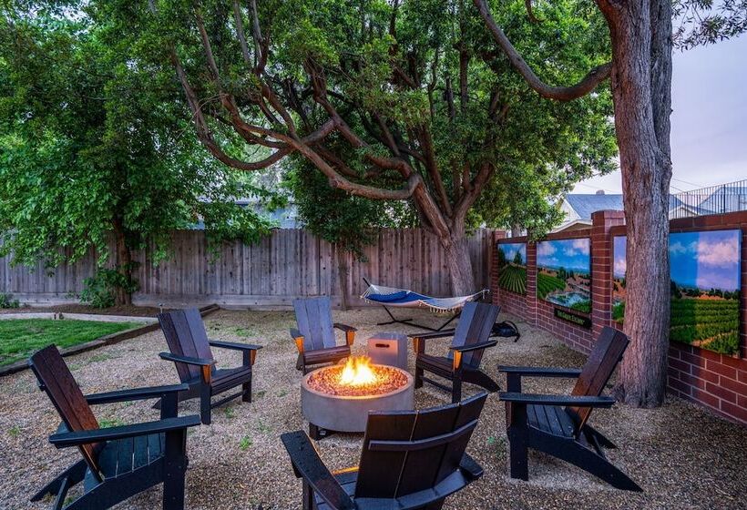 צימר Grape Escape Inn & Suites