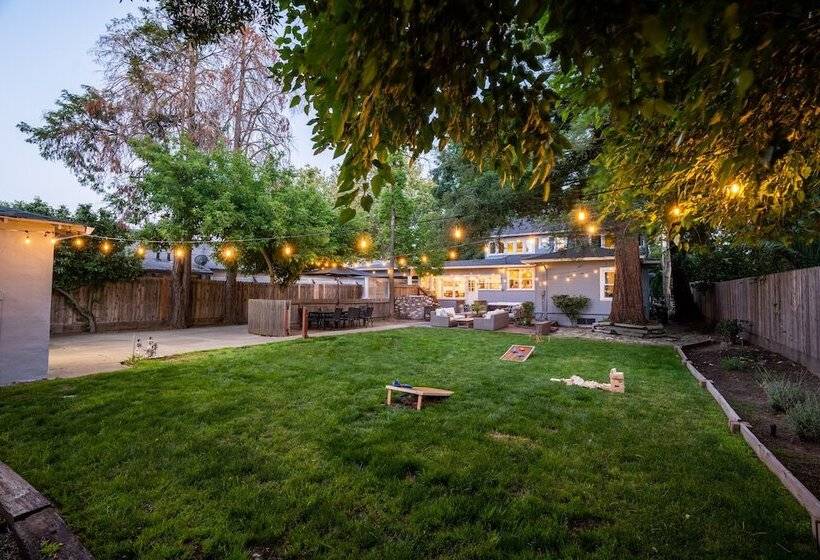 צימר Grape Escape Inn & Suites